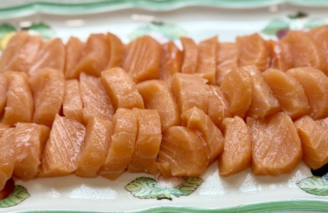 Cortamos el salmón en lonchitas