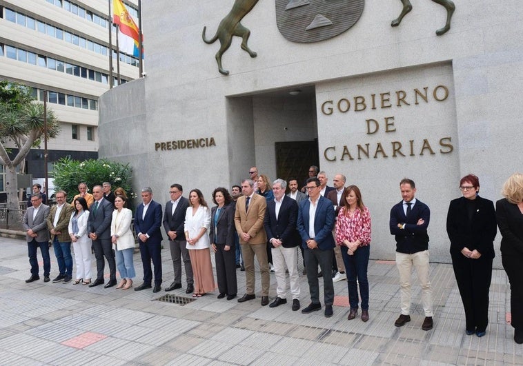 Acto de repulsa por el asesinato machista de Diana Carolina frente a la sede de Presidencia del Gobierno en Gran Canaria.