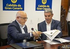 Antonio Morales y Narvay Quintero firmando el convenio de colaboración.