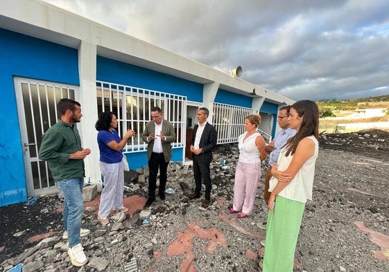 Visita a uno de los centros afectados por el volcán Tajogaite en los Llanos de Aridane.