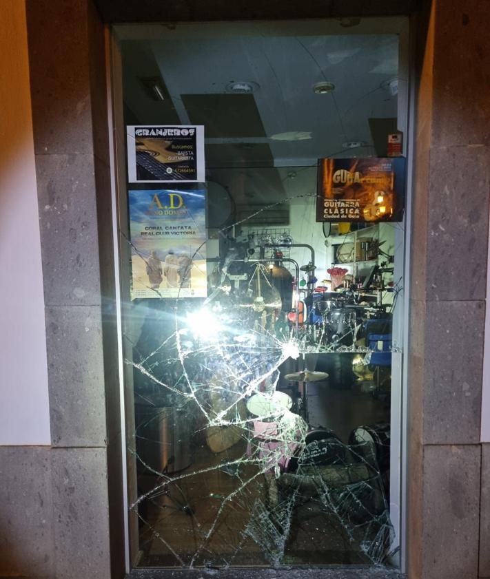 Imagen secundaria 2 - Otra pelea en Santa Catalina: a puñetazos y lanzándose vasos
