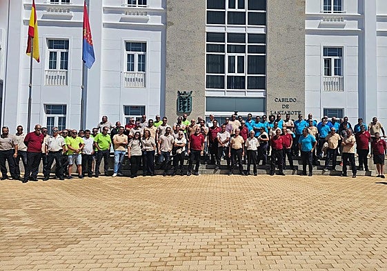 Taxistas en protesta ante el Cabildo.
