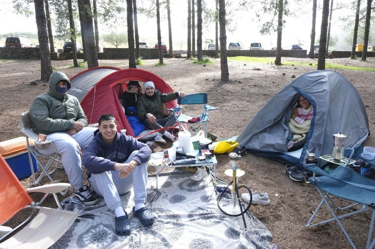 Un grupo de amigos posan junto a sus casetas.