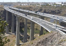 Tramo de la circunvalación que cruza el barranco Guiniguada con dos viaductos.