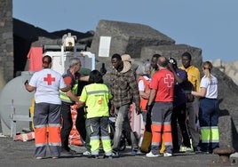 Imagen de archivo de los servicios de emergencias atendiendo a los 71 ocupantes de un cayuco rescatados por la salvamar Adhara, de Salvamento Marítimo, y que fue localizado a 17,7 kilómetros al sudeste de la isla de El Hierro.