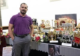 Alexis Jiménez Talavera, ante la colección de tronos en miniatura que expone en San Francisco de Borja.