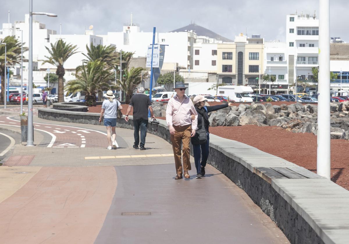 Turistas disfrutando de un paseo por una zona céntrica de Arrecife.