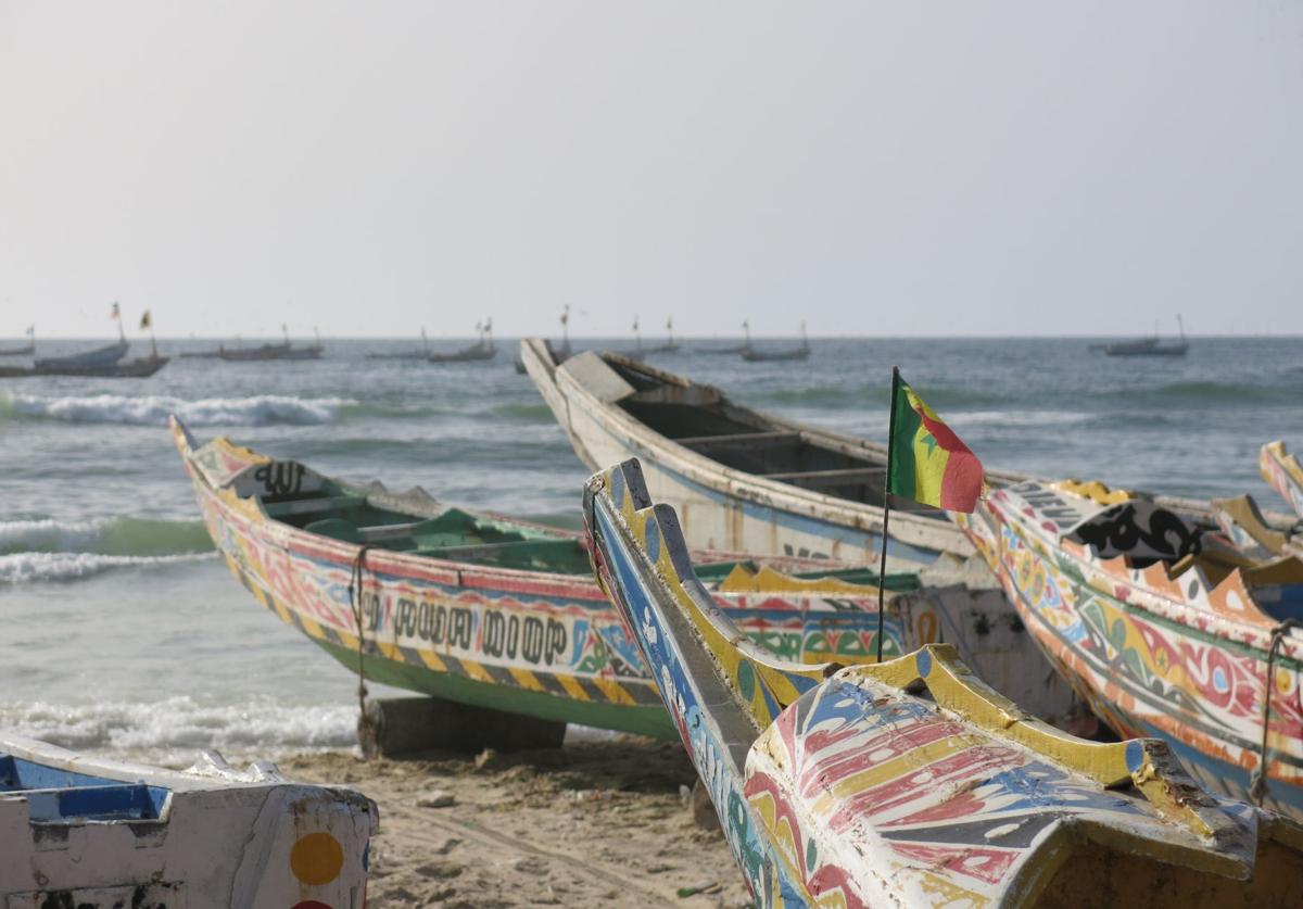 Imagen principal - De cayucos y azulejos: las historias que no se cuentan en los pueblos pesqueros de Senegal