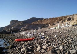 Trabajos de limpieza del piche que llegó a una de las playas de callaos del sur de Gran Canaria En el vídeo, hundimiento del Oleg.