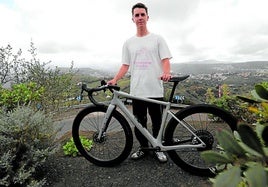 Reto. Pedro Déniz, disfruta en la bici de las rutas de la isla y ahora quiere contribuir a su reforestación.