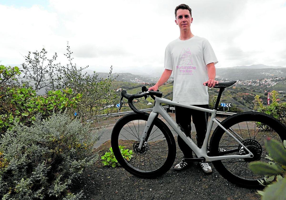 Reto. Pedro Déniz, disfruta en la bici de las rutas de la isla y ahora quiere contribuir a su reforestación.