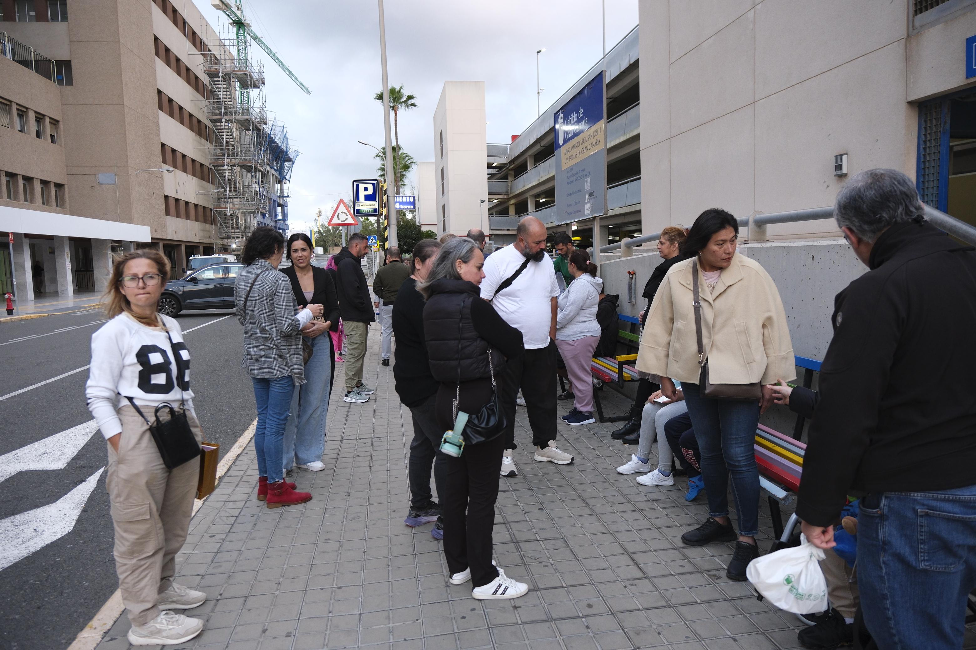 Concentración en el Materno Infantil en apoyo a la familia del niño que se precipitó de un octavo piso