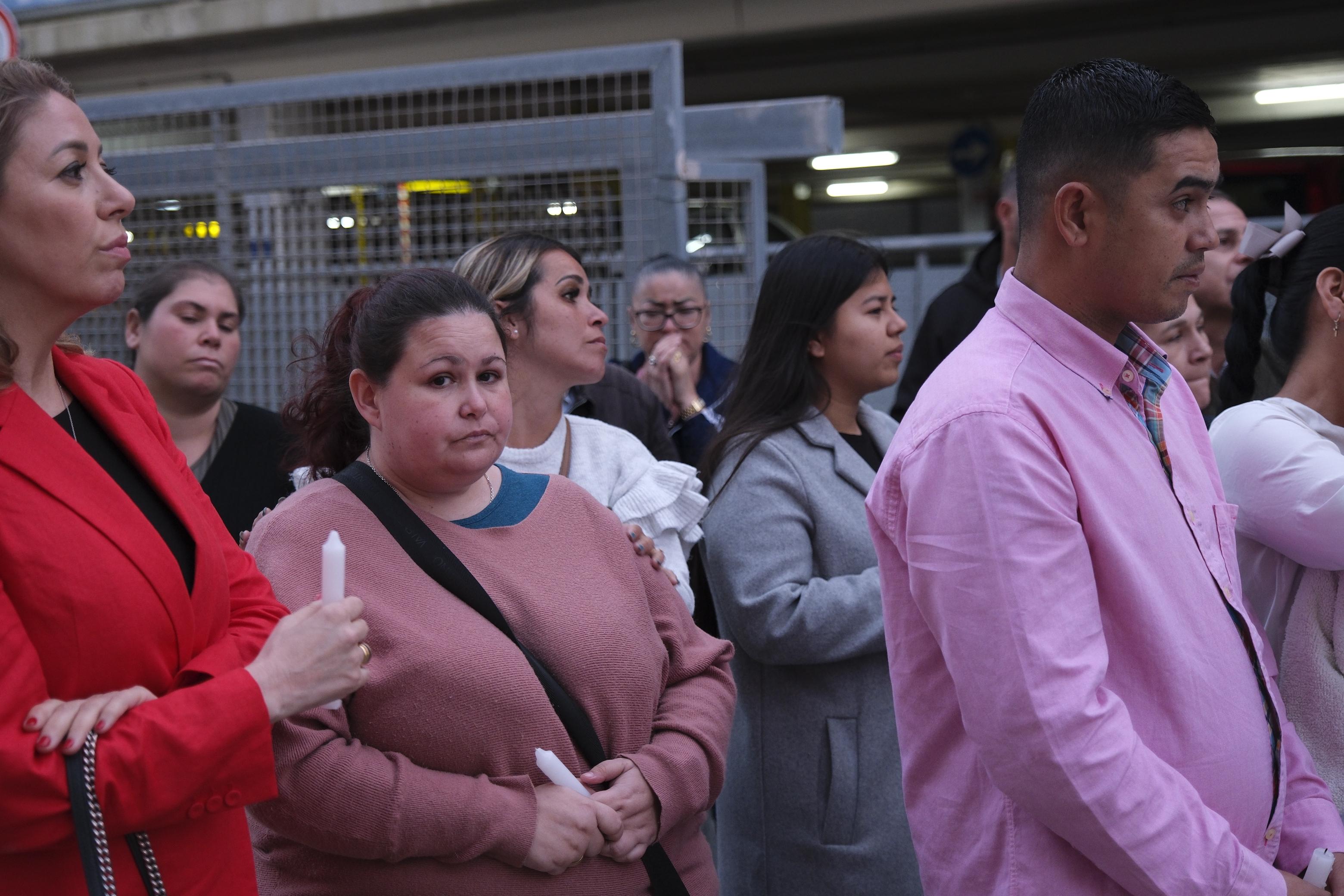 Concentración en el Materno Infantil en apoyo a la familia del niño que se precipitó de un octavo piso