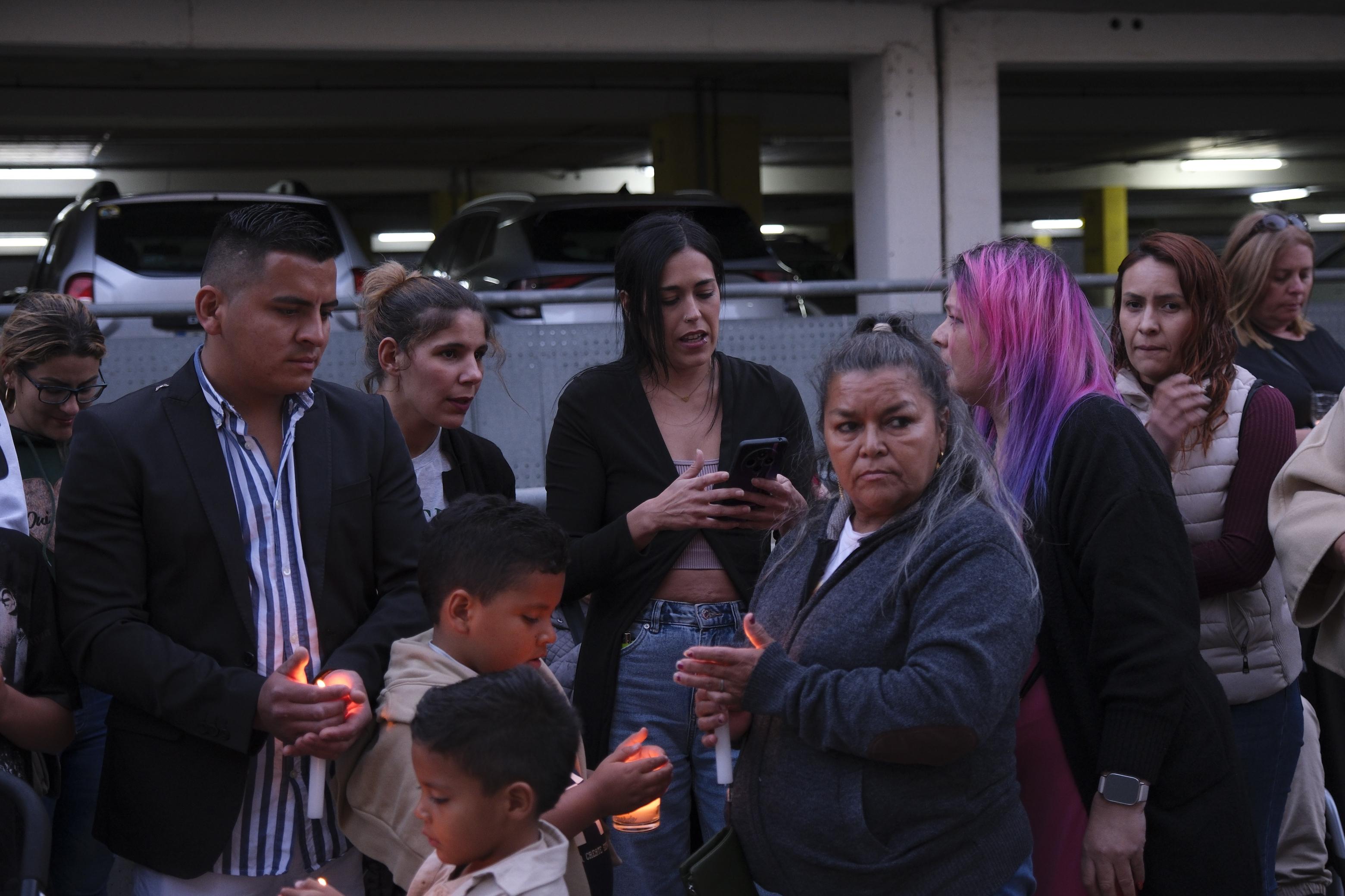 Concentración en el Materno Infantil en apoyo a la familia del niño que se precipitó de un octavo piso