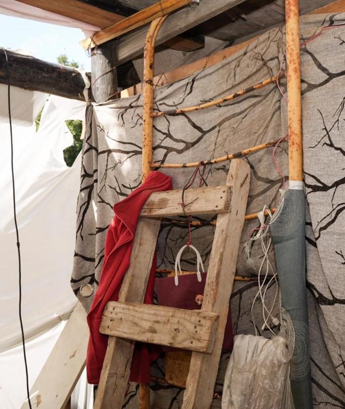 Imagen secundaria 2 - Massiga, sentado, junto a su pequeña chabola. Debajo, dos escenas del interior de la infravivienda de José y Aisha. Ellos duermen en un segundo piso, bajo un árbol (a la derecha, escalera de acceso). 