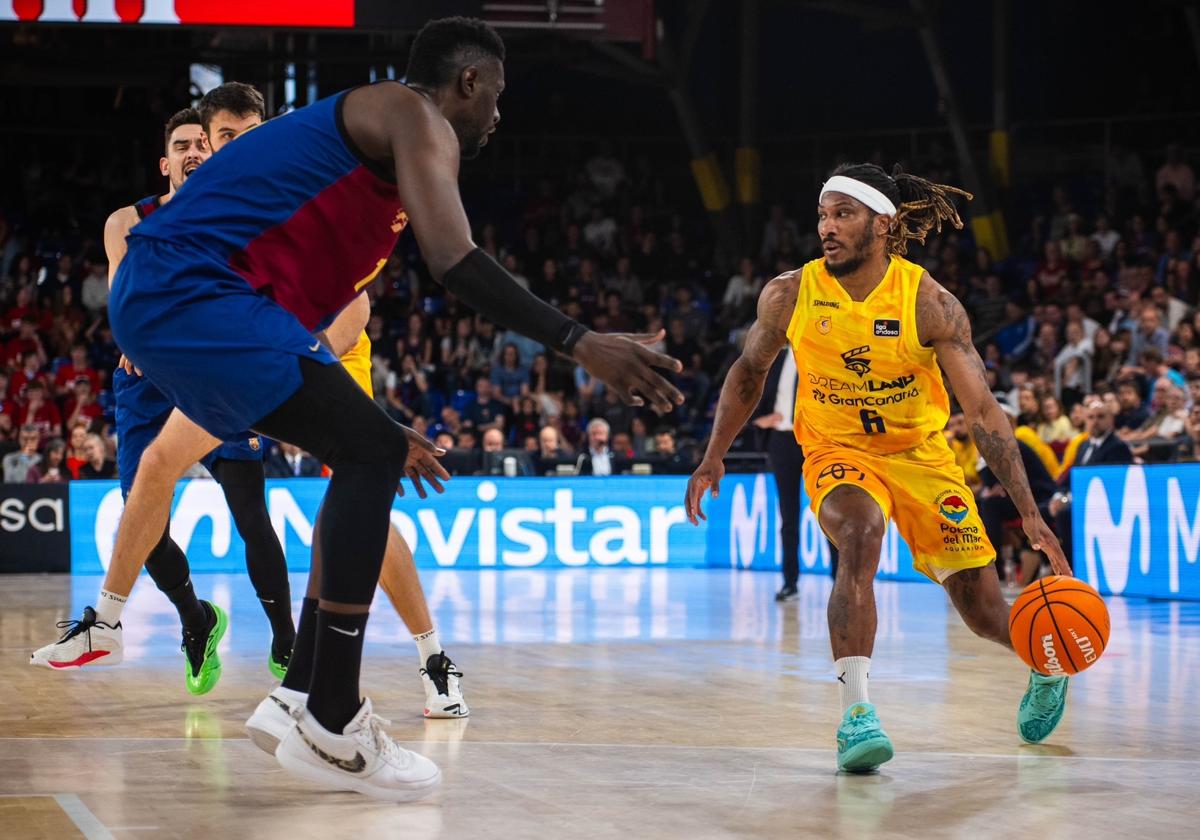 Albicy intenta progresar en la zona blaugrana.