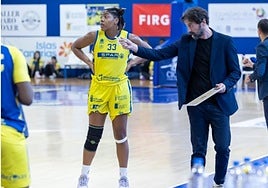 César Áneas da instrucciones durante un partido del Spar Gran Canaria en La Paterna.