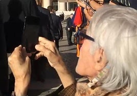 El artista grancanario Pepe Dámaso en el momento de su encuentro con el Papa.