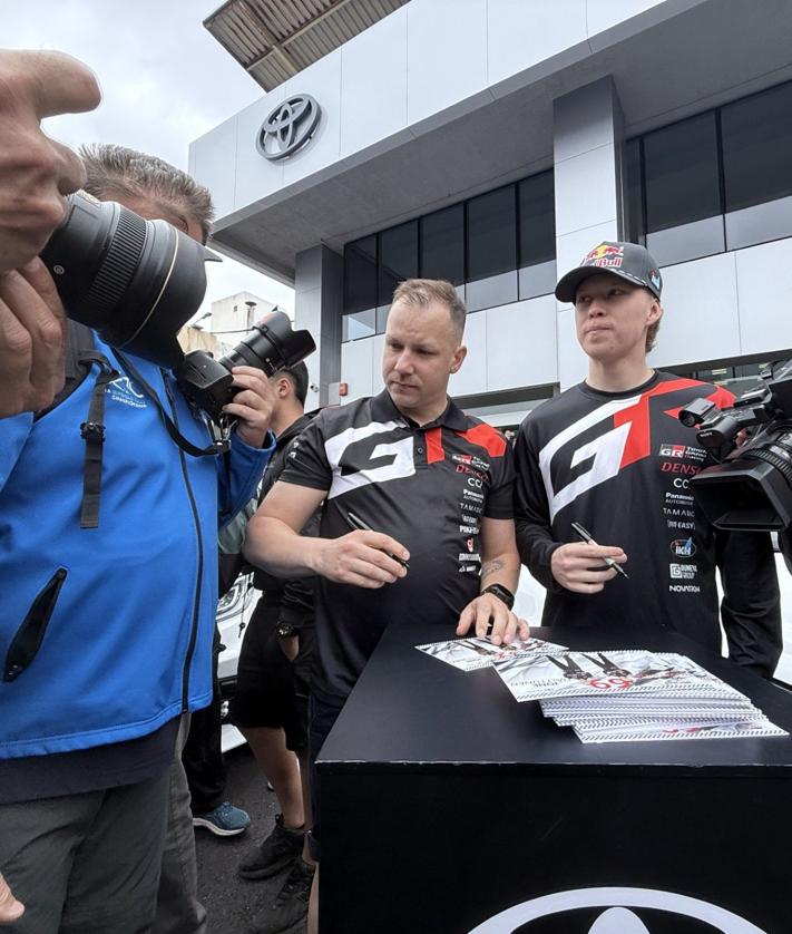Imagen secundaria 2 - La afición enloquece con Toyota Gazzo Racing