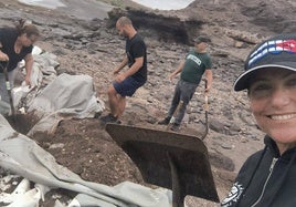 Las voluntarias y los voluntarios del Limpiaventura, en plena limpieza de la costa.
