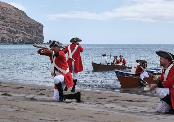 Recreación del desembarco de los corsarios ingleses en la playa de Gran Tarajal, a cargo de Más ruines que Caín.