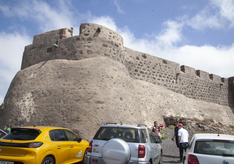 Exterior del Castillo de Santa Bárbara y San Hermenegildo.