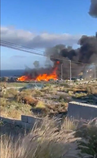 Momento del incendio en una nave de palets.