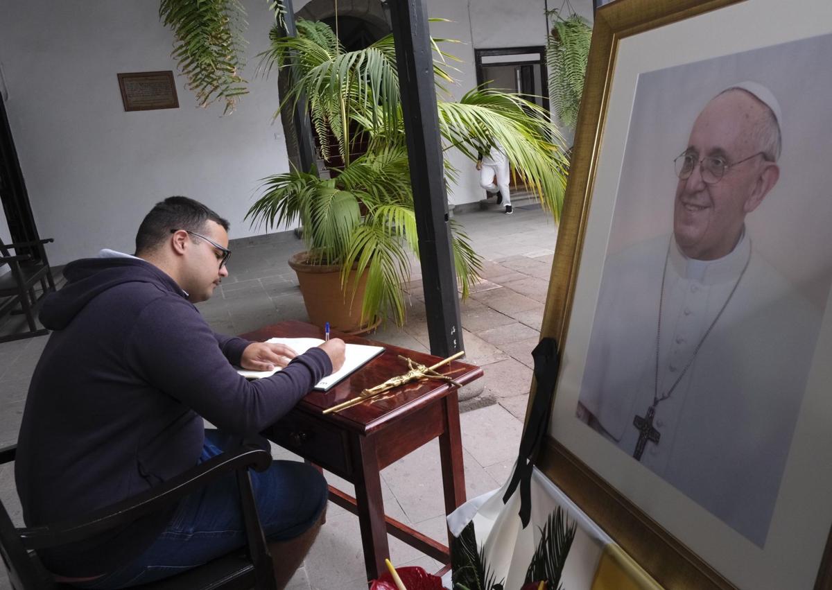Imagen secundaria 1 - La dedicatoria del obispo, uno de los primeros firmantes y el altar.