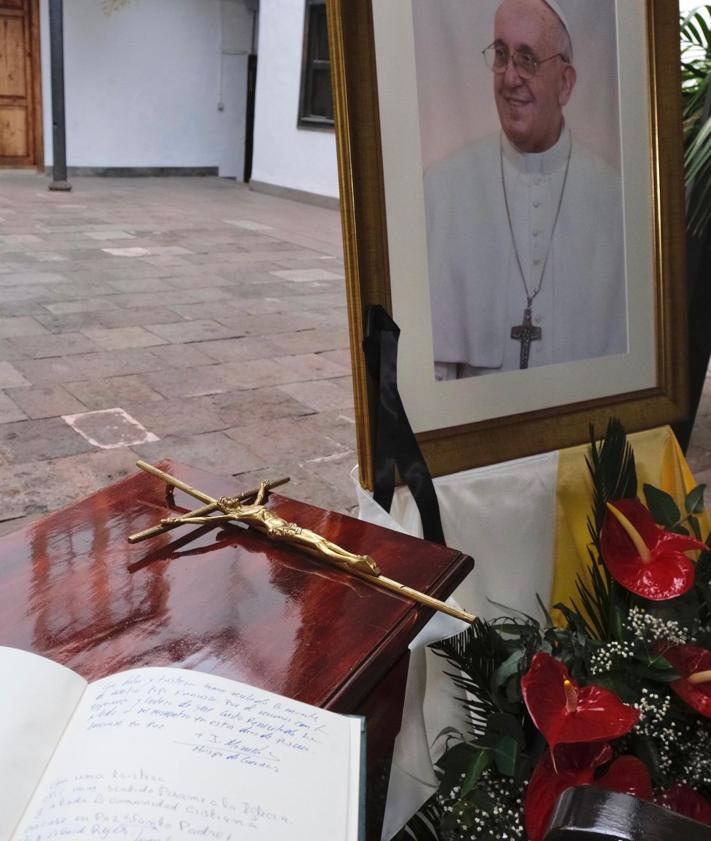 Imagen secundaria 2 - La dedicatoria del obispo, uno de los primeros firmantes y el altar.