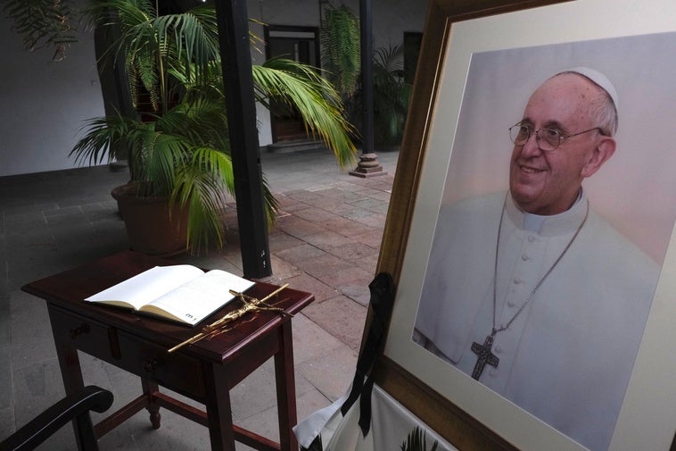 Altar y libro de condolencias expuesto en el patio central de la diócesis de Canarias en honor al Papa Francisco.