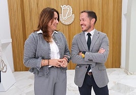 La presidenta majorera Lola García y el consejero regional de Transición Ecológica y Energía, Mariano Hernández Zapata.