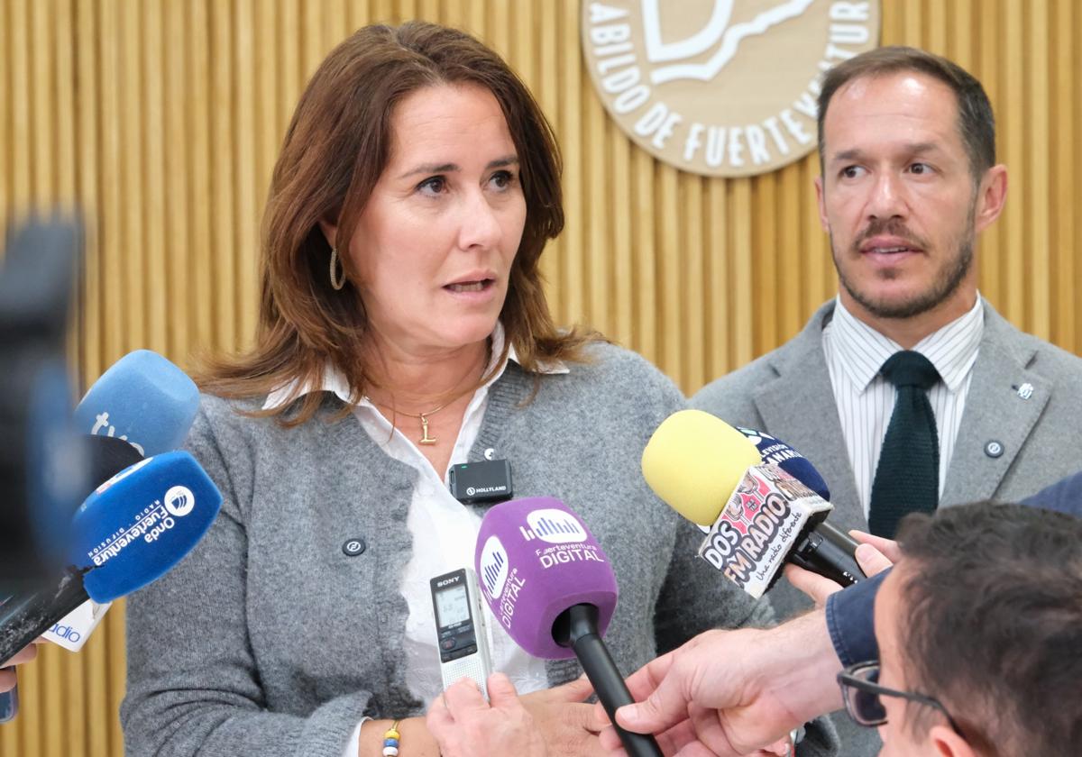 La primera mandataria Lola García, durante la visita del consejero regional Mariano Hernández Zapata.