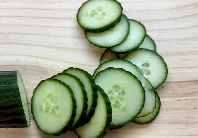 Cortamos el pepino en rodajas
