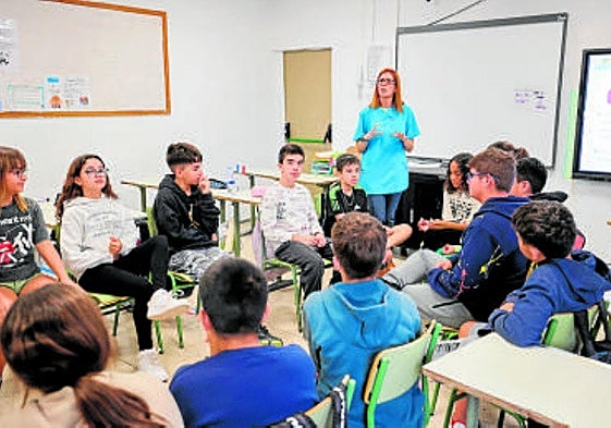 Una enfermera escolar del proyecto del CELP en un aula de Agüimes.