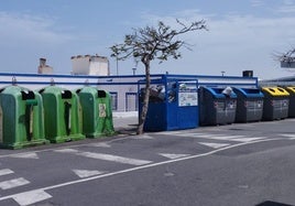 Cuatro de los ocho contenedores situados al lado de la antigua casa de pescadores de Corralejo.