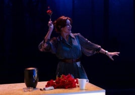 Silvia Marsó, en una de las funciones de la obra 'Los claveles' encarnando a la directa y revolucionaria Violeta.