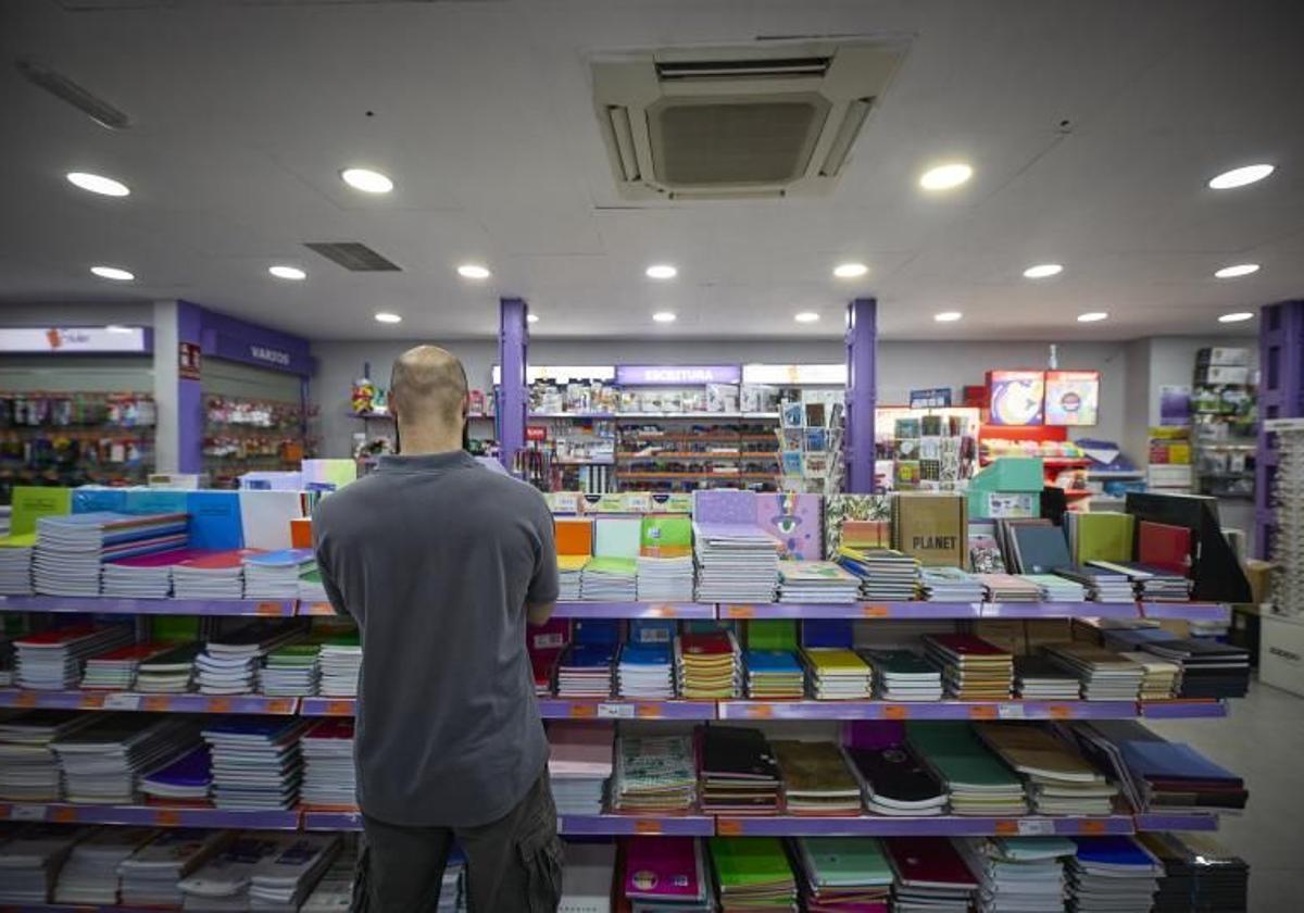 Diferentes artículos escolares en una tienda.