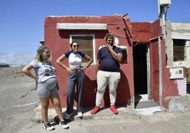 Los dos hermanos y la pareja de David, delante de la casa de Zuleima.