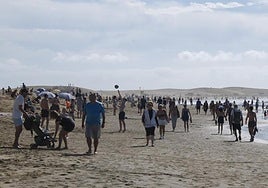 Turistas caminando en en la playa de Maspalomas durante la pasada Semana Santa.