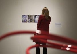 En la imagen, la comisaria de la muestra, Elena Marrero, observa una de las piezas.