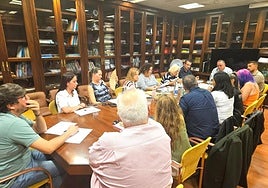 Foto de archivo de una reunión del consejero Poli Suárez con familias de alumnado con alguna discapacidad.