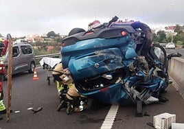 Un vehículo totalmente destrozado tras la colisión