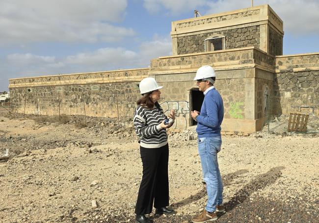 El concejal de Cultura, Juan Manuel Verdugo, y la arquitecta Nuria Vallespín, en el exterior de La Charca.