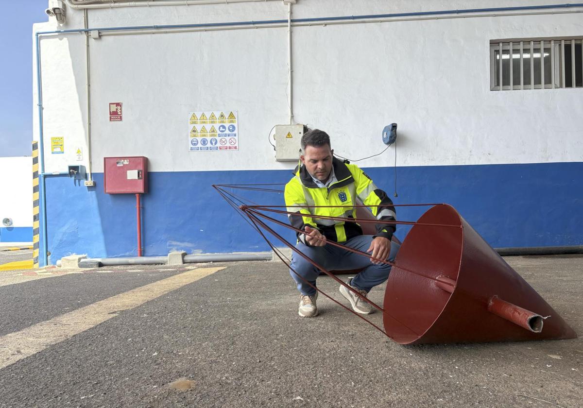 Jacobo Medina junto a una de las piezas caídas.