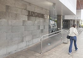 Entrada principal al Palacio de Justicia, en la Vía Medular de Arrecife.