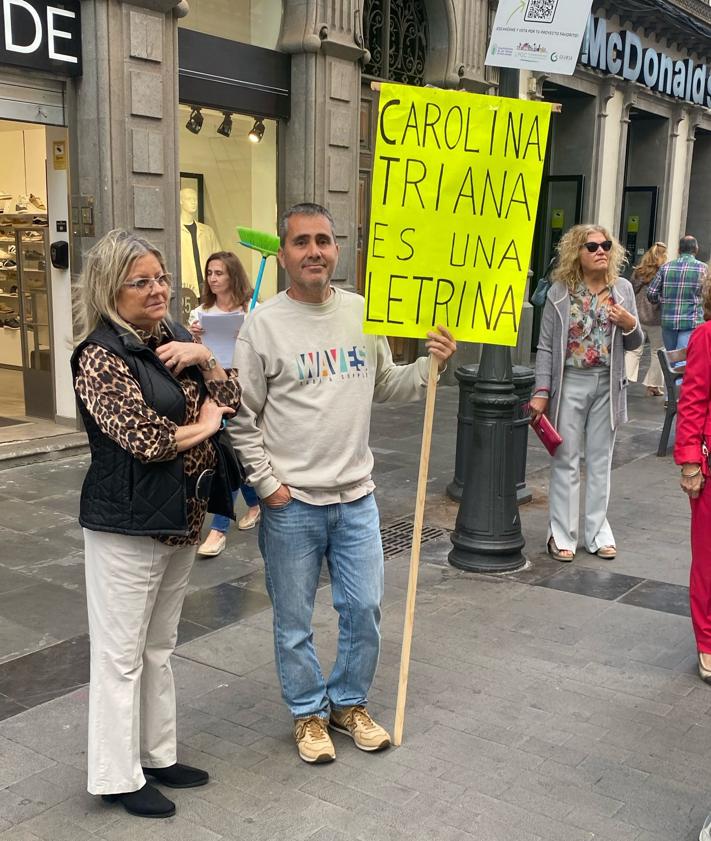 Imagen secundaria 2 - Otros momentos de la protesta de este jueves. 