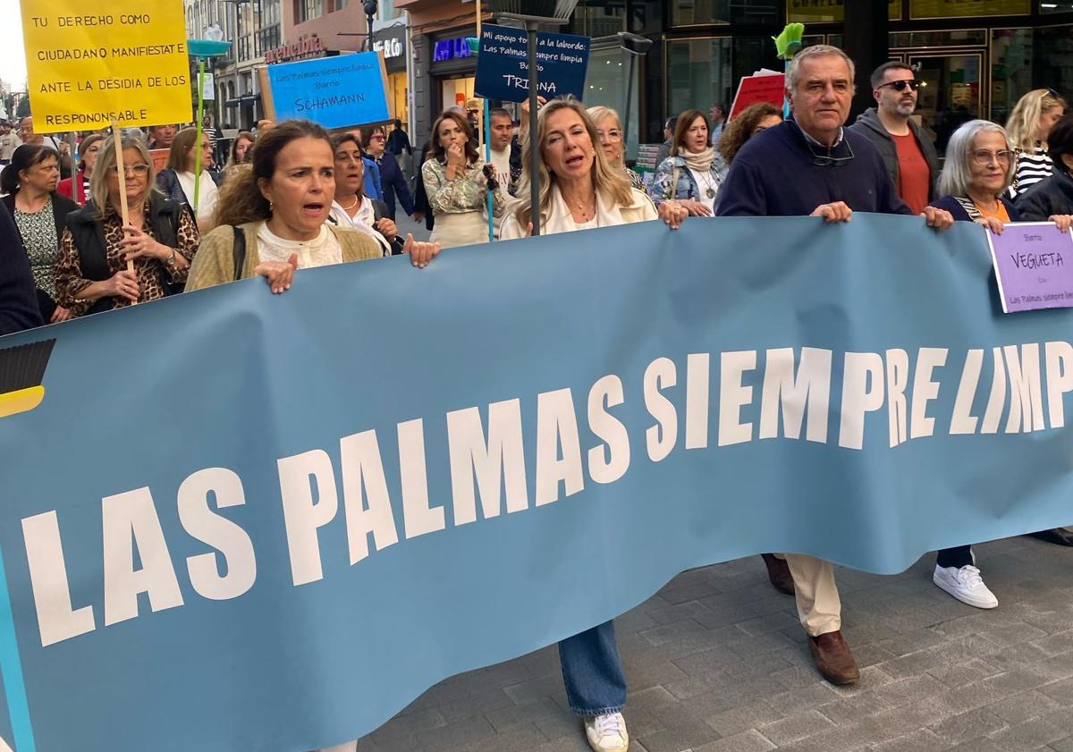 Imagen principal - Otros momentos de la protesta de este jueves. 