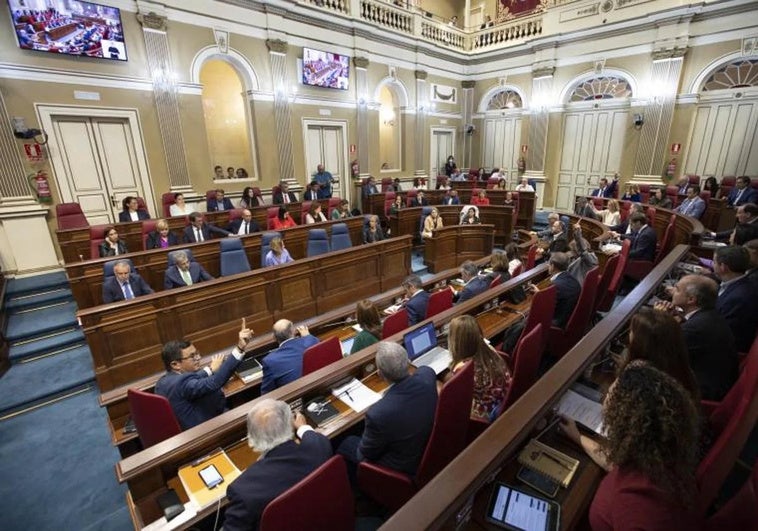Imagen de archivo de una sesión en el Parlamento de Canarias.