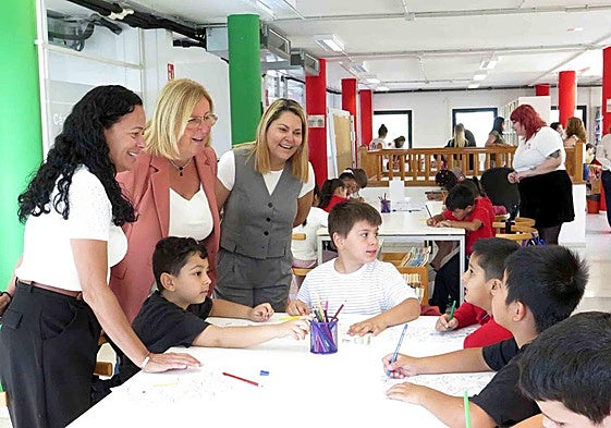 Las concejalas dialogan con los niños de uno de los talleres.