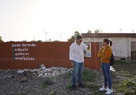 El primer teniente de alcalde, Alejandro Marichal, y una vecina de El Matorral, junto al solar de Juan Grande.